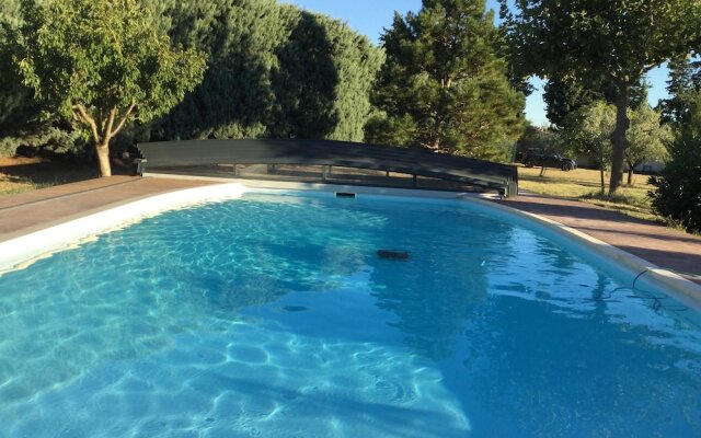 House With 2 Bedrooms in Roquemaure, With Pool Access and Wifi - 80 km