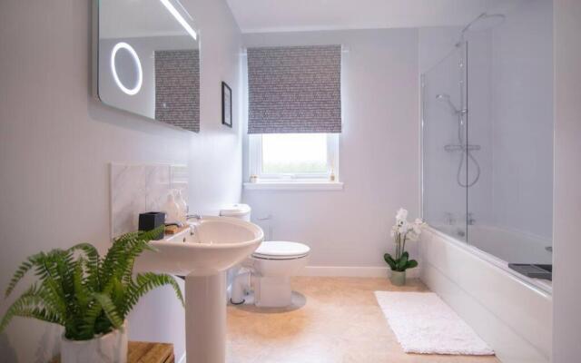 Calm Scottish Country Escape with Hot Tub Sleeps 6