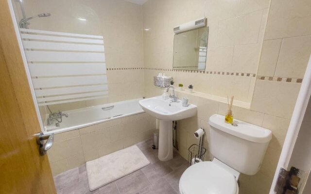 Spacious Contractor Flat for Large groups - Private Parking by Tailored Apartments