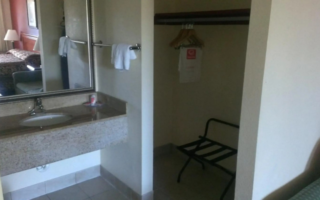 Red Carpet Inn Norwalk