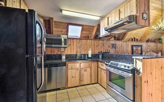 Ski-in/ski-out Red River Cabin w/ Mtn Views!