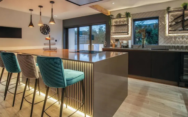 Ty Cyfoes - Luxurious 4 Bedroom - St. Florence