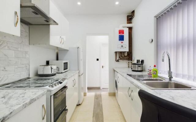 Stunning 4-bed House Fully Refurbished Modern