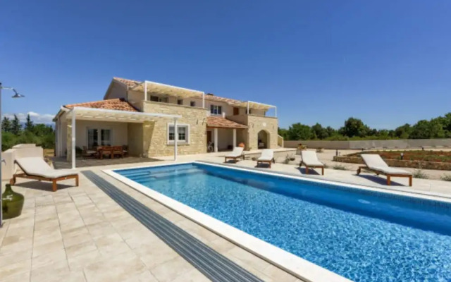 Rustic Villa Perosa With Heated Pool