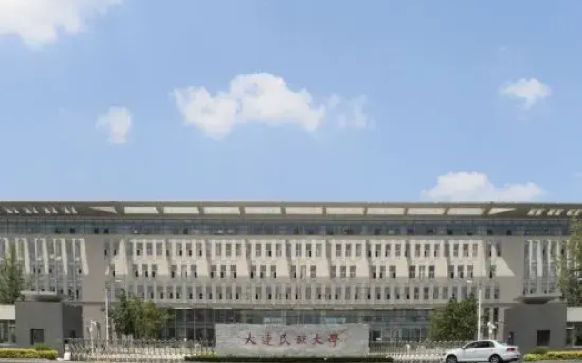 Platinum Apartment (Dalian Jinshitan Discovery Kingdom Light Rail Station)