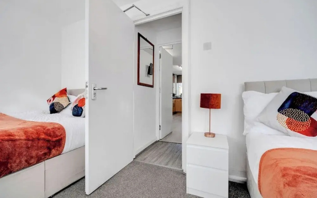 4 Bedrooms - Up To 14 Guests - Free Parking