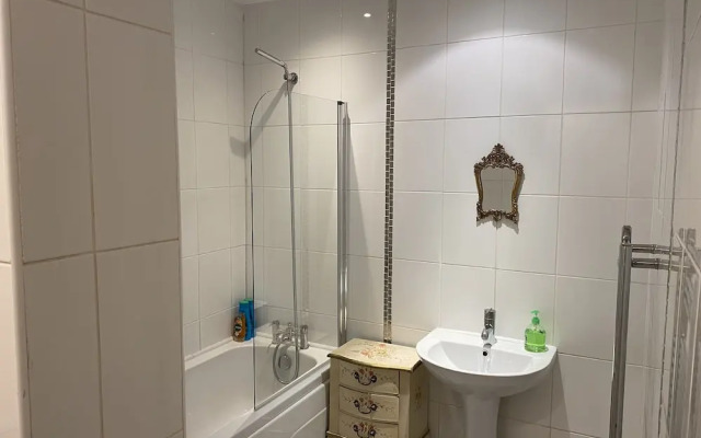 Quirky Town Centre Apartment With River Terrace
