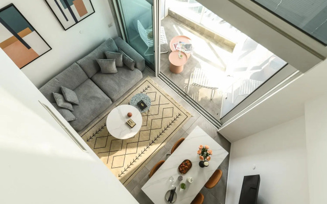 High-rise 3 bedroom Apartment with Balcony