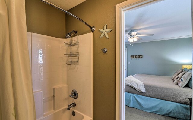 Walk to Galveston Beach: Pet-friendly Home