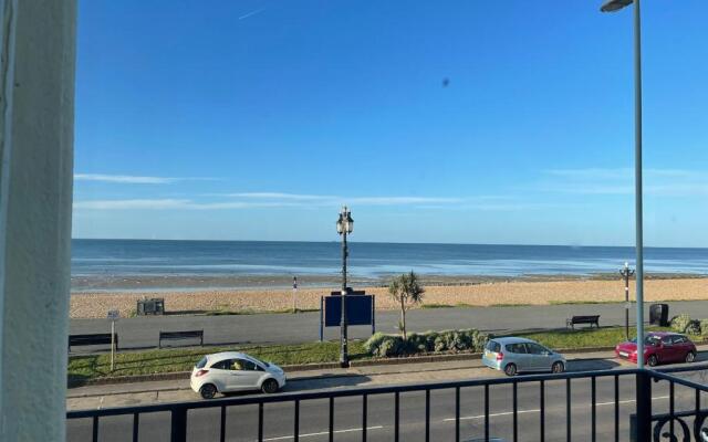 Seaview flat with balcony, spacious 2 bedroom