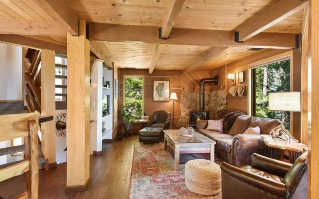 Snowshoe Cabin 3 Decks, BBQ & Hot Tub!