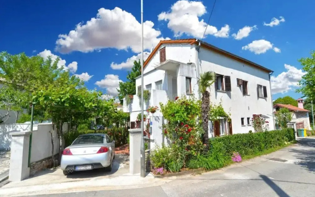 Spacious Apartment With Garden