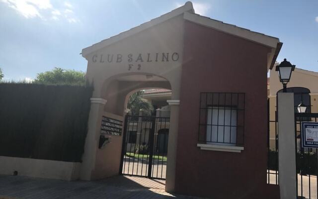 A Quiet House In The Neighborhood Of Urbanizacion Club Salino