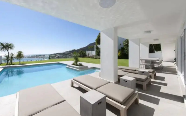 Sandpiper House: Stunning Ocean Views, Heated Pool & Large Garden