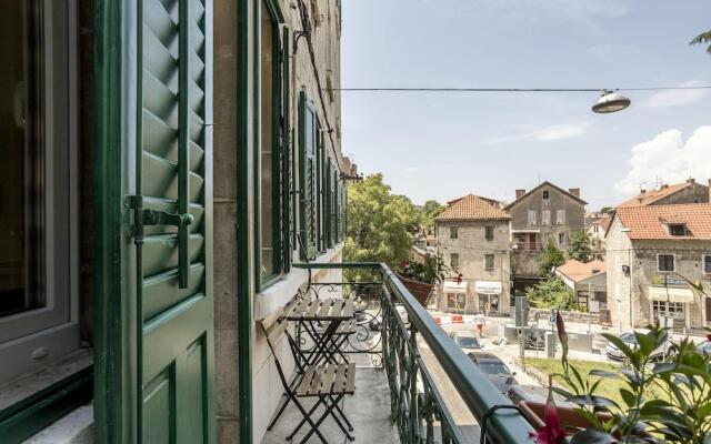 Evala luxury rooms with pool and garden