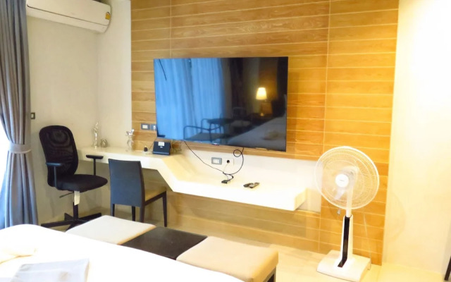 Pool Front Sexy Studio Fully Furnished Apartment