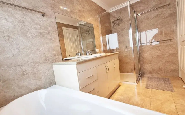 St Albans House - Spacious and Modern Home