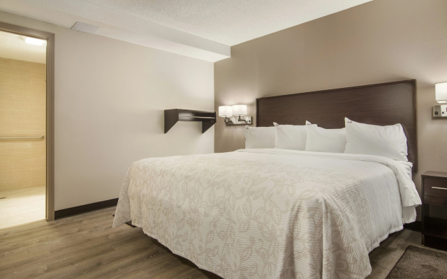 Red Roof Inn PLUS+ & Suites Erie