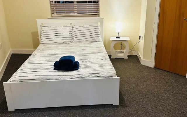Stunning 5-bed House in Peterborough, Host 15 g