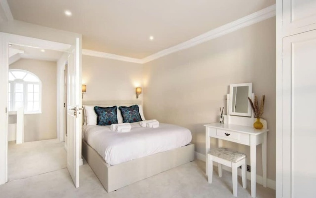 10 Mins Walk to Harrods Belgravia Mews House