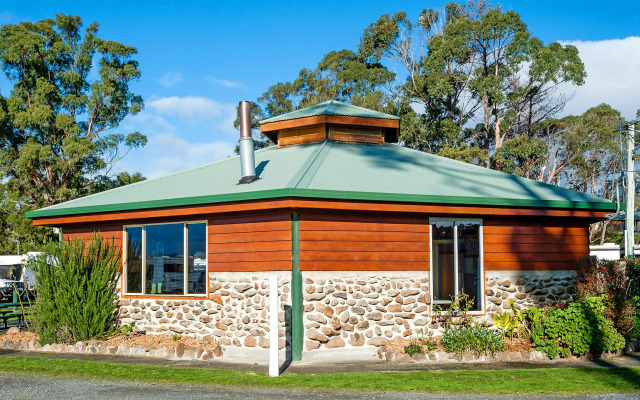 Snug Beach Cabin And Caravan Park