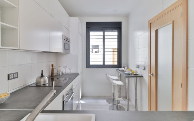 Deluxe Apartment Downtown with Pool and Parking