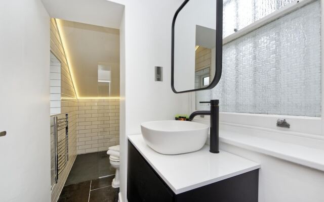 Beautiful Battersea Garden Flat by Underthedoormat
