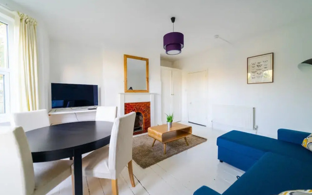 Bright Modern Oldfield Apartment