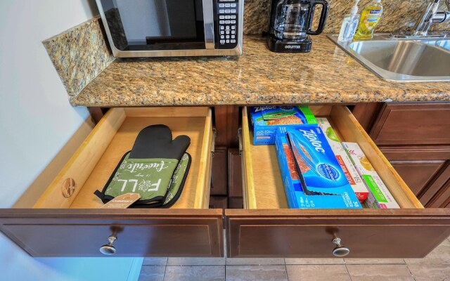 Sunny & Cheerful Near I-10 ~ Queen Beds ~ Parking