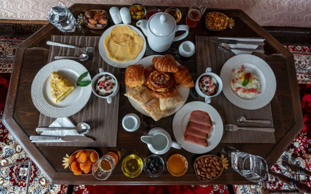 Yanis Guest House