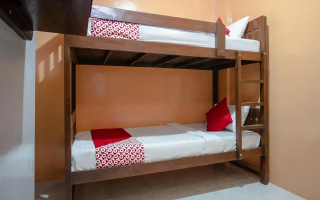 OYO 702 Queens Hometel