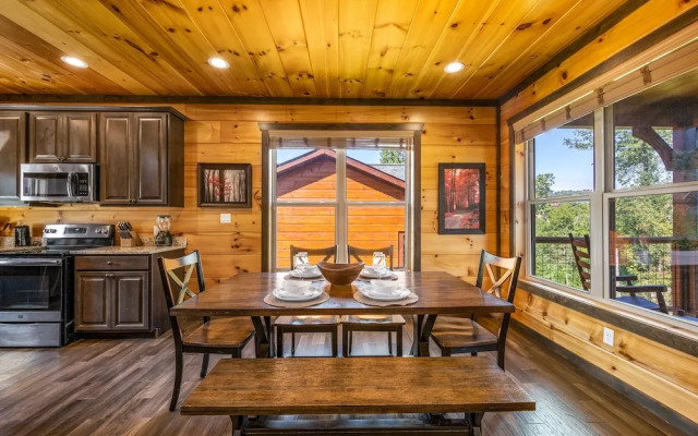 Mountain Skyy 3 Bedroom Cabin by RedAwning
