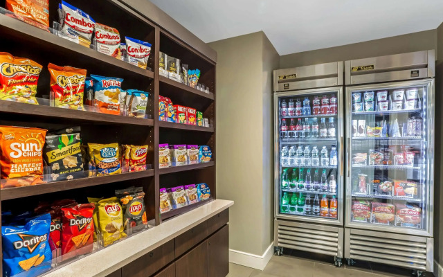 La Quinta Inn & Suites by Wyndham Hartford - Bradley Airport