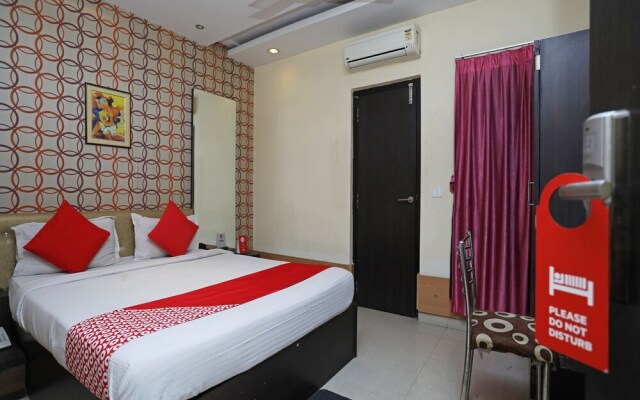 OYO 28439 Skylark Hotel