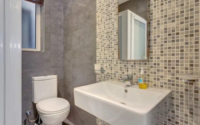 Stylish 2BR Apart, Steps Away from the Beach