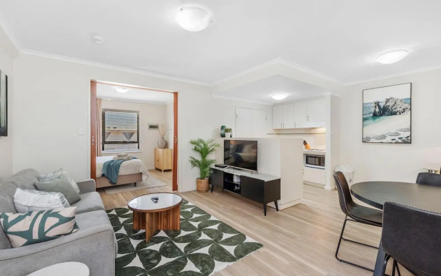 Spacious 1bdr Fast Wi-fi Near RAC Arena