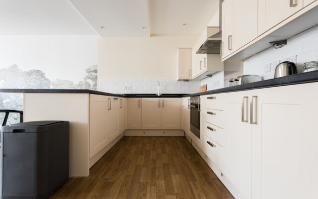 The Broadmead Jungle - Lovely & Central 3BDR Apartments	