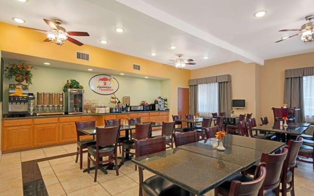 Super 8 By Wyndham Austin/Airport North