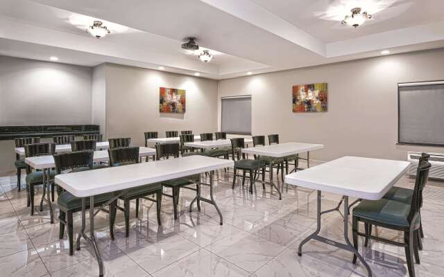 La Quinta Inn & Suites by Wyndham Mercedes Outlet Mall