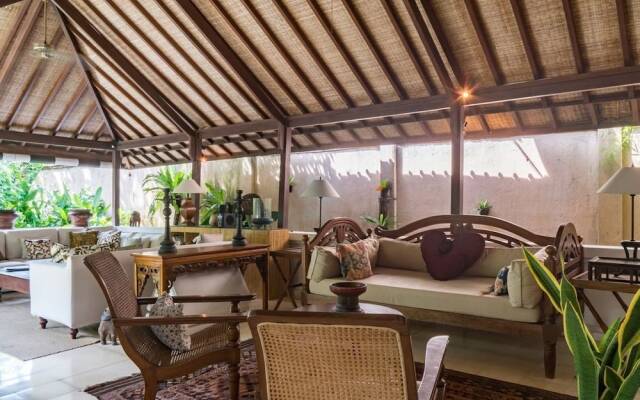 Colonial White House - Seminyak