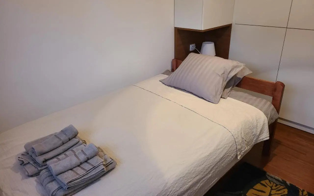 Modern 4-Star luxury apt - WFH Ready, Free Parking