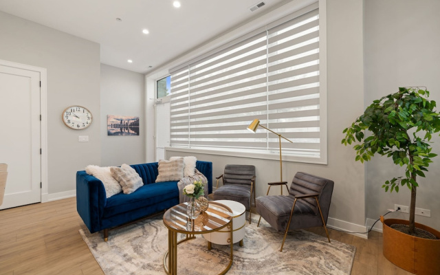 Modern 2-bd 2-ba Retreat Near Medical District