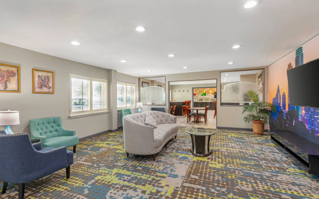 Quality Inn & Suites Plano East - Richardson