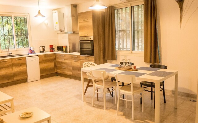 Charming Hunting Lodge near Loupian with garden