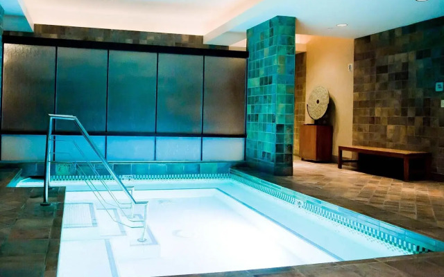 Premium Suite w/balcony at The Signature