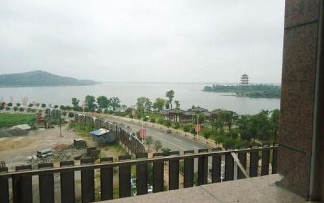 Mountain and Lake No.1 Hotel