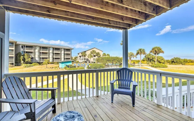 St Helena Island Condo w/ Pool & Beach Access!