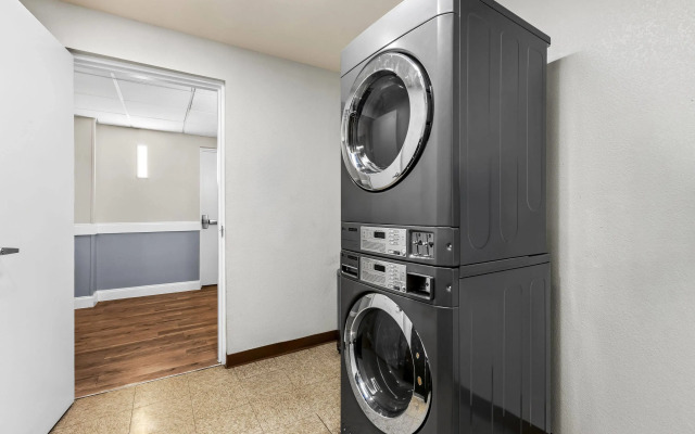 Days Inn & Suites by Wyndham Lakeland