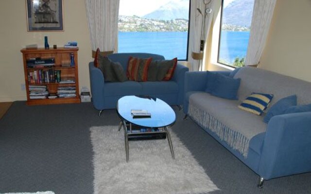 Larch Hill Bed & Breakfast / Homestay