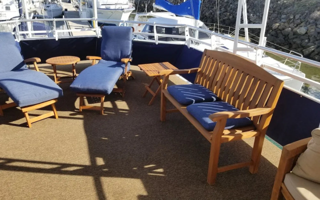 houseboat